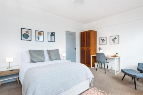 King Room with a shared Kitchen and bathroom in a 5-Bedroom House at Hanwell